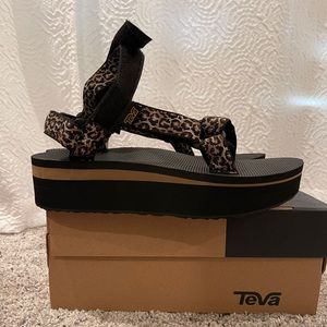 Women’s Teva Dorinda neutral flatform 9, NWT